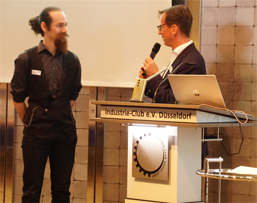 Preisträger Marc Krause (links) mit Prof. Klein (rechts) vom Niederrheinischen Bezirksverein